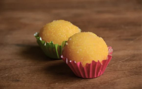 O brigadeiro de milho une o doce clássico ao ingrediente que não pode faltar na Festa Junina (Créditos: TudoGostoso)