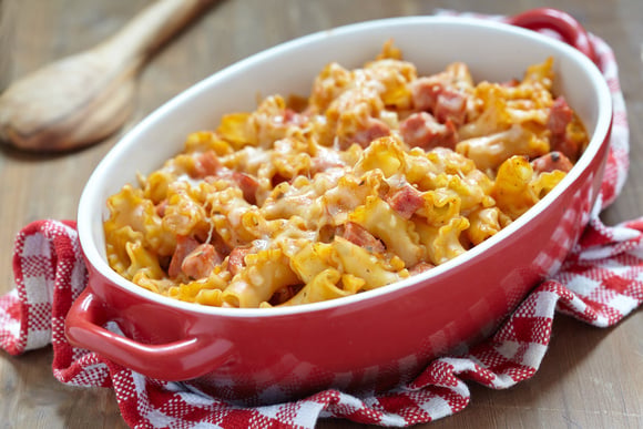 Macarrão ao forno com bacon e mussarela (Créditos: TudoGostoso)