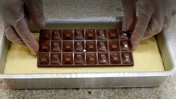 Não é mágica: TudoGostoso ensina truque da barra de chocolate escondida dentro da massa do bolo