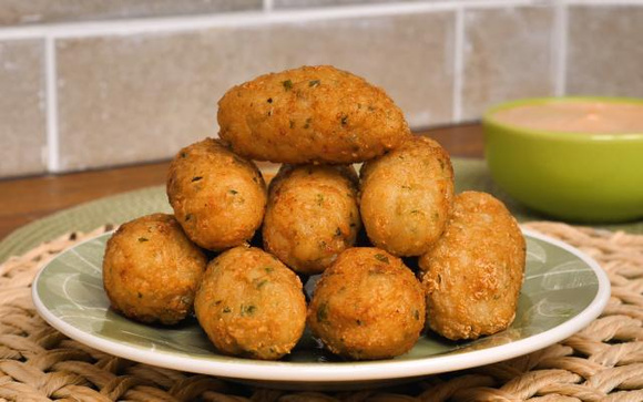 Bolinho de arroz é opção de entrada simples e barata (Créditos: TudoGostoso)