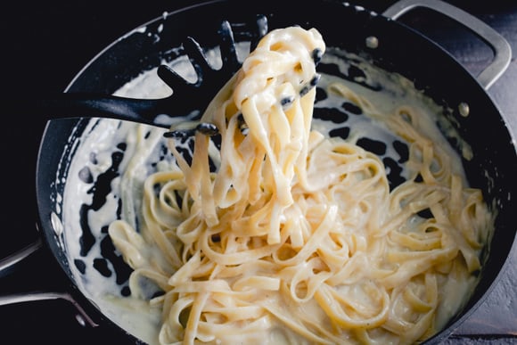 Como você cozinha macarrão ao molho branco? Esses detalhes no modo de preparo faz toda a diferença no sabor do prato