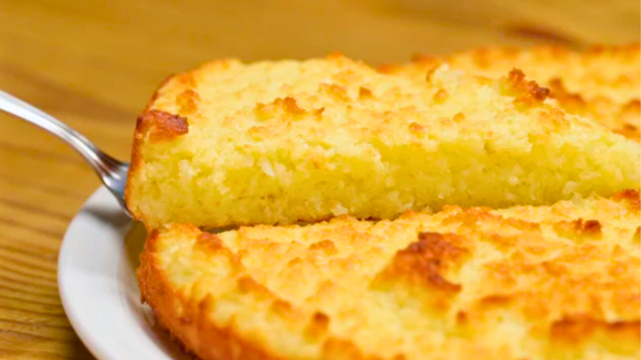 O bolo de aipim que é sucesso aqui em casa e acaba no mesmo dia quando faço. (Foto: Shutterstock)