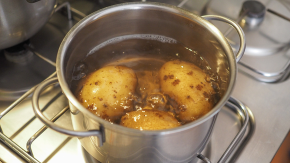 Depois que descobri no TudoGostoso por que os cozinheiros não jogam fora a água das batatas cozidas, nunca mais desperdicei