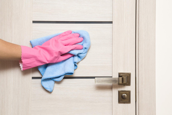 Como limpar portas internas e externas de casa: truques e etapas indispensáveis para a limpeza de acordo com o tipo de porta