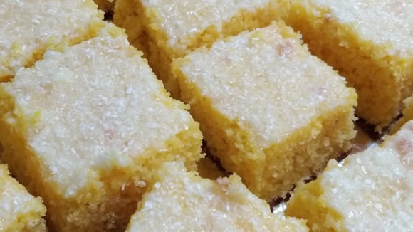 Esse bolo de fubá molhadinho só vai durar um dia no tabuleiro: receita fácil leva coco e tem a massa mais fofinha de todas