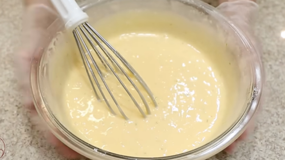 Massa do bolo de limão deve ficar bem homogênea antes de ir para o forno. (créditos: Reprodução/Youtube Isamara Amâncio)