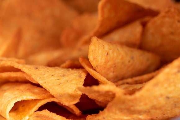 Ingrediente do salgadinho Doritos pode ajudar na remoção de tatuagens e detecção precoce do câncer de pele