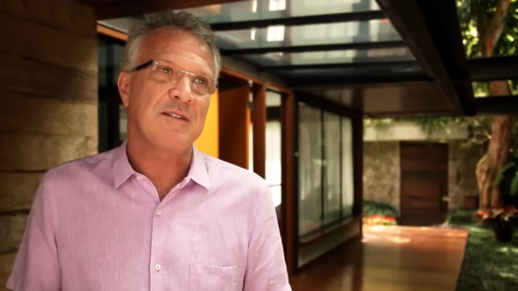 Aos 68 anos, Pedro Bial vive em mansão de R$ 20 milhões no Rio de Janeiro, construída em terreno inclinado, com vista para o Cristo Redentor e um pau-brasil centenário no jardim