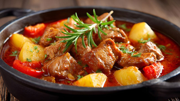 Carmen, cozinheira: "O melhor ensopado de carne não é feito com caldo, mas sim com 2 cebolas e 125 ml de vinho branco"
