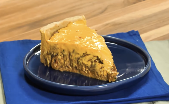 Torta salgada recheada com carne bovina e cobertura de queijo derretido para o almoço. (Foto: TudoGostoso)
