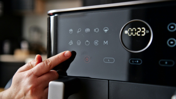 Maior capacidade pela metade do preço! Airfryer com painel digital e função forno está com 50% de desconto