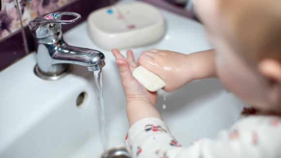 A invenção milionária de um menino de 9 anos que promove a higiene em crianças pequenas com seus sabonetes de um jeito muito divertido