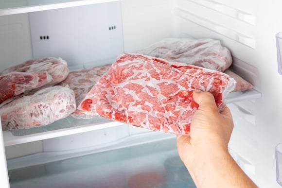 É assim que eu adianto as refeições da semana toda em poucos minutos: tem carne moída, isca de carne, costela e peito de frango