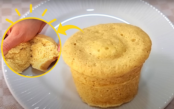 Pãozinho proteico de 4 ingredientes e pronto em 2 minutinhos: essa é a receita sem farinha mais fácil do planeta!