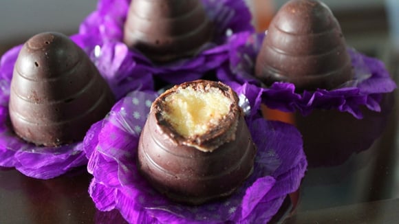 Trufa de gelatina de maracujá com casquinha de chocolate em cima de embalagem roxa (Créditos: TudoGostoso)