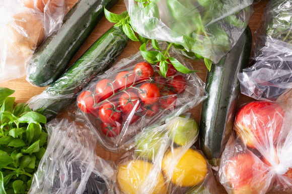 Pode guardar legumes em sacos plásticos?