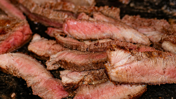 Veja como usar esse truque em casa e ter um resultado melhor no churrasco (Créditos: Pexels)