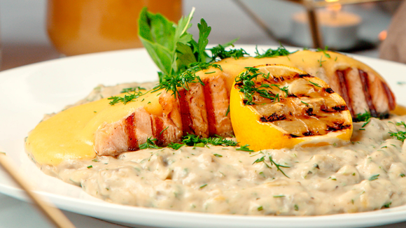 Fiz esse risoto de alho-poró com salmão para as visitas e todo mundo pediu a receita: veja como fazer