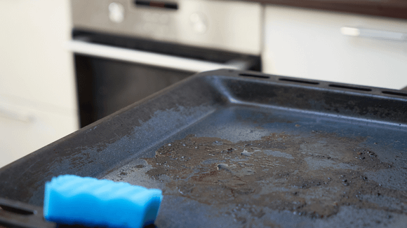 Como remover crostas pretas de assadeiras: o que usar para eliminar a gordura queimada