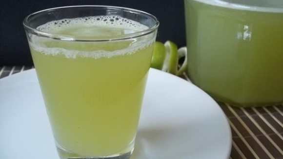 Suco de limão, gengibre e capim cidreira servido em copo em cima de um prato (Créditos: TudoGostoso/Maria Vechi)
