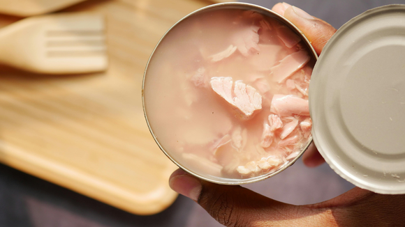 A água da lata de atum pode ser reaproveitada ou descartada, você escolhe! (Créditos: Canva)