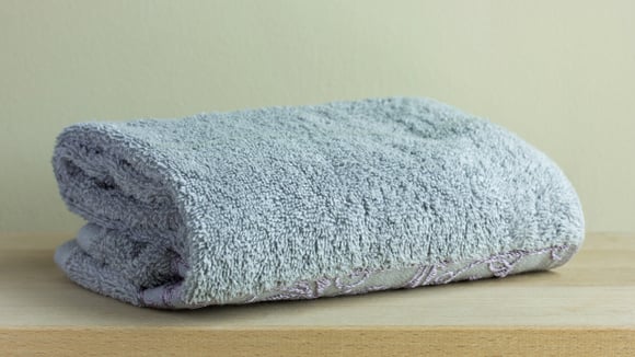 Em poucos passos, a roupa ficará com menos umidade, facilitando a secagem (Créditos: Magnific)
