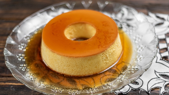 Não precisa ser uma data comemorativa para fazer esse pudim delicioso com uma calda de dar água na boca