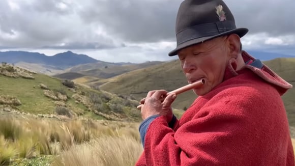 Com 71 anos, pastor vive isolado a 4 mil metros de altitude com rebanho de 150 ovelhas, mora em casa de barro e diz ter encontrado tranquilidade que buscava nas montanhas