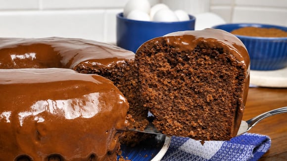 Como fazer o bolo de chocolate perfeito? Com as dicas do TudoGostoso ele fica fofinho, a massa não sola e tem gostinho de cacau