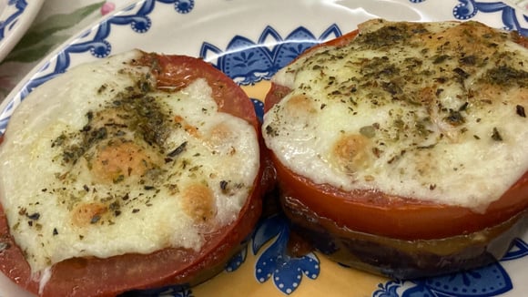Com essa pizza de berinjela você nem precisa preparar uma massa caseira! (Créditos: TudoGostoso/Michele M. B. Vertulo)