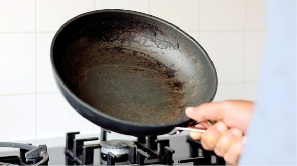 Limpar o fundo da panela queimada não precisa ser difícil, basta saber esse truque com ingredientes que você já tem em casa