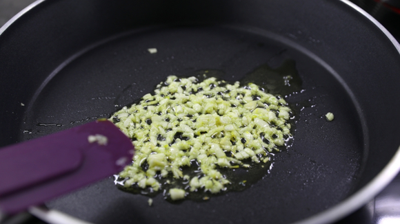 Chega de alho queimado: 5 dicas de chef para dourar o ingrediente do jeito certo e sem amargar