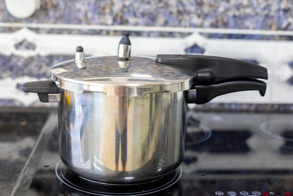 Gás caro? 5 truques simples na hora de cozinhar que vão fazer seu botijão durar muito mais