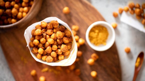 Nem refogado, nem na salada: esse snack de grão-de-bico feito na airfryer é minha receita favorita para evitar os salgadinhos e industrializados