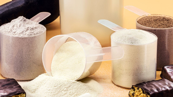 Qual a diferença entre whey protein e creatina? Veja quando e como usar cada suplemento