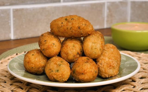 O bolinho de arroz é ótimo para o almoço de domingo. (Créditos: TudoGostoso)