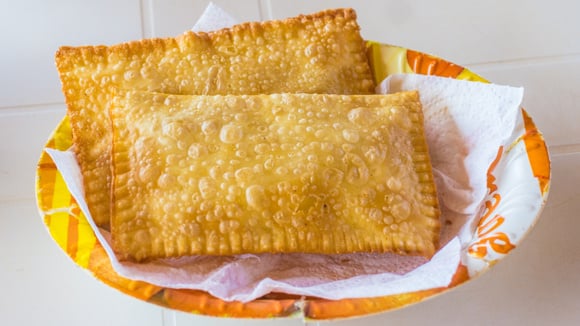 O truque dos feirantes para fazer pastel como um profissional: sequinho, crocante e sem abrir durante a fritura