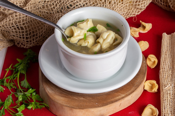 Você conhece o brodo? Descubra como fazer esse caldo diferente e perfeito para servir com massas!