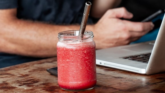 Suco de apenas 2 ingredientes é uma bomba de nutrientes que vai te manter hidratado