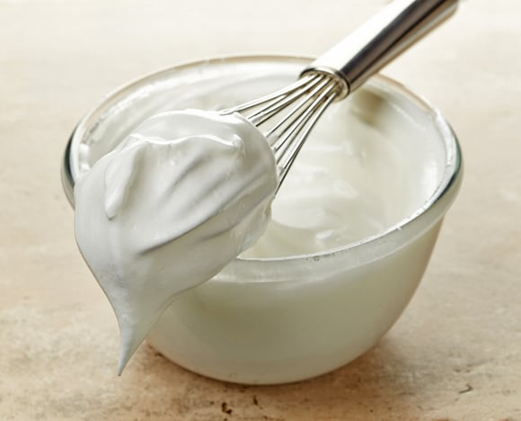 O ingrediente mágico para bater claras de ovos de forma rápida e fácil