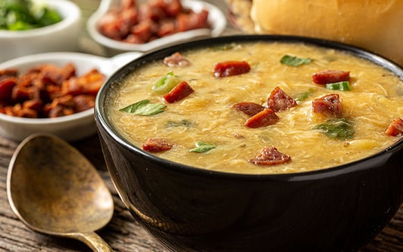 Quando o frio chega, esse caldinho de aipim com calabresa do TudoGostoso vira jantar obrigatório aqui em casa, é puro conforto!