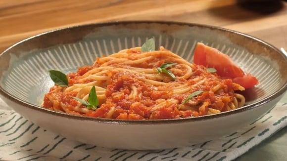 Macarrão al pomodoro fácil e rápido: o clássico italiano que salva qualquer almoço corrido fica ainda melhor com essa receita que aprendi no TudoGostoso