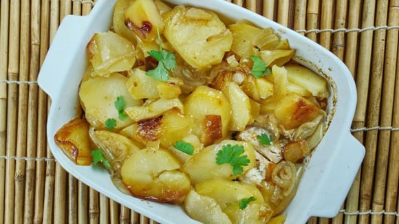 A salada de bacalhau com batata é ideal para a ceia de Natal. (Créditos: TudoGostoso)