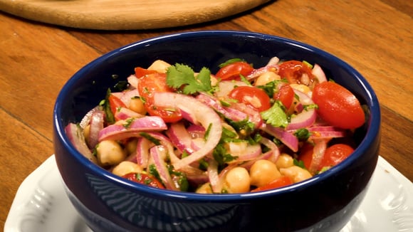 Salada de grão-de-bico com cebola roxa e tomate (Créditos: TudoGostoso)