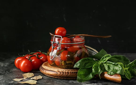Tomates-cereja marinados com manjericão: um aperitivo muito fácil que fica pronto em 10 minutos