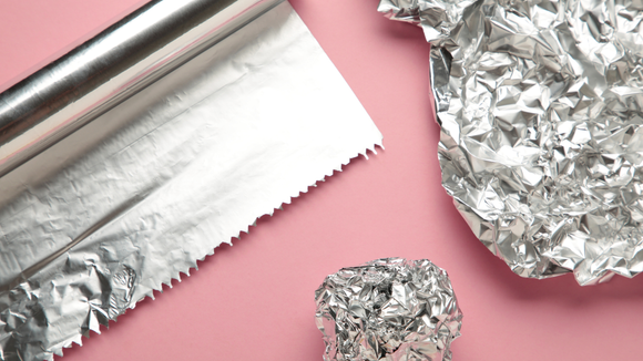 O papel-alumínio é um tesouro que você tem em casa: 5 truques simples de limpeza que mudarão a sua casa