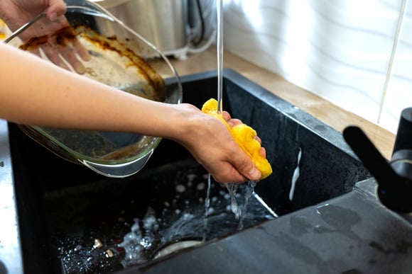 Deixar a mistura agir por alguns instantes ajuda a amolecer os restos de gordura antes de esfregar. (créditos: Shutterstock)