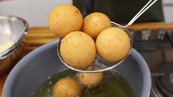 Praticidade e sabor em um só lanche: a textura incrível do polvilho transforma o clássico bolinho de chuva em uma opção leve e deliciosa. (Foto: Receitas de Pai no Youtube)