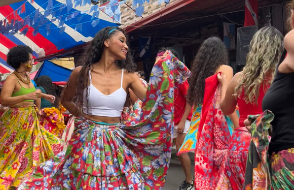 Saias rodadas floridas tomam conta do salão durante a dança do carimbó. (Foto: Jéssica Antunes/TudoGostoso)
