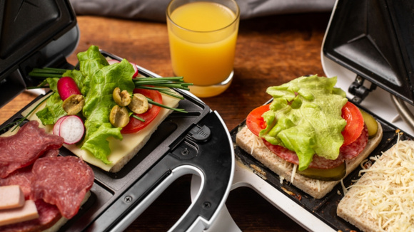 Prepare lanches e grelhados: sanduicheira elétrica com função grill está com 39% de desconto na Amazon